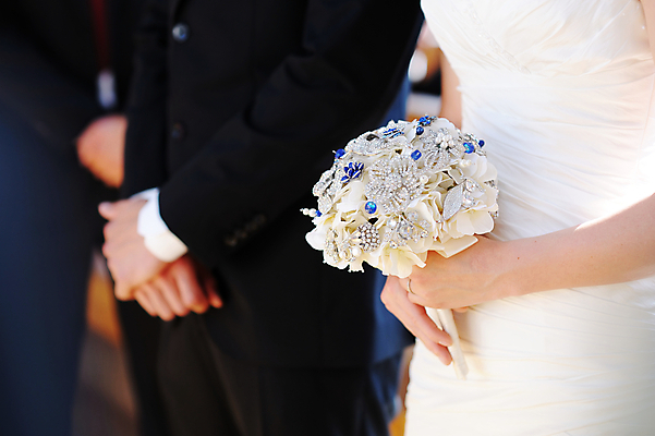 포토 JPG 해외이미지 백인 손 커플 드레스 여자 남자 행복 꽃다발 결혼 2 꽃무늬 결혼식 함께함 실내 사랑 사람없음 노란색 교회 낭만 흰색 축하 닫기 통로 약혼 브로치 해외202008 해외포토 서양인 옷 꽃 감정 컬러 컨셉 무늬 장신구 관계 종교건축 모션 사람 이벤트 내부 건물 신체부위 약속 파일형식