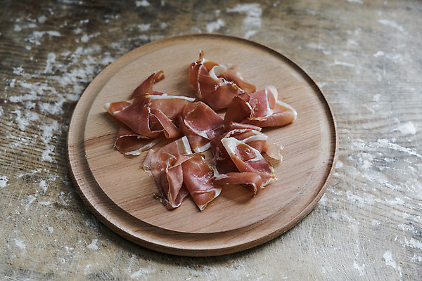 포토 JPG 해외이미지 전통 음식 조각 백그라운드 재료 부분 치즈 건강 육류 돼지고기 요리 사람없음 목재 빨간색 초록색 식당 식사 저녁식사 이탈리아 시골 파마 스페인 아침식사 애피타이저 먹기 유기농 올리브 햄 베이컨 로즈메리 훈제 살라미 스페인어 식품점 치유 타파스 맛있는 프로슈토 해외202008 해외포토 나무 헤어스타일 웰빙 열매 유럽 컬러 식재료 모션 유제품 상점 허브 파일형식