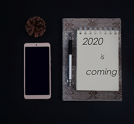 포토 JPG 해외이미지 교육 종이 백그라운드 컨셉 인터넷 비즈니스 장신구 통신 탁자 모바일 문구용품 새로움 직장 사람없음 목재 책 스마트폰 사무실 펜 디지털 스크린 검은색 쪽지 공책 어둠 공백 장비 흰색 소나무 작업 메시지 정상 연도 무선전화기 책상 신학기 온라인 원뿔 공급 목차 해외202008 해외포토 도형 나무 컬러 가구 회사 재료 핸드폰 스마트기기 필기구 전화기 오브젝트 파일형식