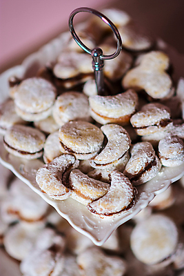 포토 JPG 해외이미지 전통 접시 꽃 유럽 음식 백그라운드 크리스마스 디저트 요리 사람없음 쿠키 주방 빵집 견과류 신선 달콤 맛 잼 가루 설탕 굽기 질감 반죽 호두 레시피 버터 성분 토막 바닐라 세르비아 핸드메이드 맛있는 해외202008 해외포토 식물 식기 기념일 나라 컨셉 상점 소스_음식 구이 파일형식