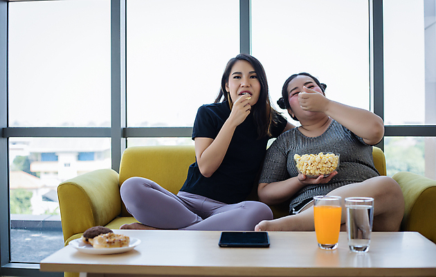 포토 JPG 해외이미지 백인 라이프스타일 여자 행복 음식 다이어트 휴식 주택 실내 건강 사람 앉기 동양인 성인 두명 소파 일본 텔레비전 식사 잡기 맛 폐기물 큼 먹기 배고픔 비만 손목시계 속도 인도네시아 칼로리 굴곡 해로움 맛있는 해외202008 해외포토 서양인 감정 아시아 시계 컨셉 의자 장신구 모션 인종 내부 건물 생활 전자제품 쓰레기 크기 몸매 파일형식