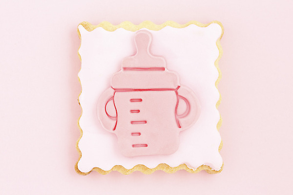 포토 JPG 해외이미지 디저트 근접촬영 사람없음 쿠키 젖병 분홍색배경 해외202008 해외포토 음식 뷰포인트 분홍색 백그라운드 아기용품 파일형식