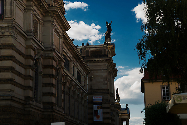 포토 JPG 해외이미지 문화 음악 여행 건축양식 새로움 거리 주택 독일 사람 풍경 사람없음 건물 여름 항구 궁전 센터 중세 시장 도심 극장 정사각형 운하 장면 기념물 고딕 구시가지 랜드마크 바로크 복원 오페라 해외202008 해외포토 도형 건축물 계절 건축 유럽 컨셉 고건축 교통시설 문화예술 도시 역사 파일형식