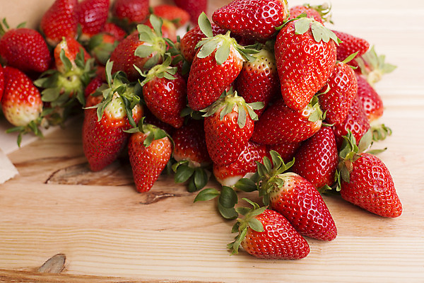 포토 JPG 해외이미지 딸기 사람없음 쌓기 나무도마 해외202008 해외포토 과일 모션 도마 목재 파일형식