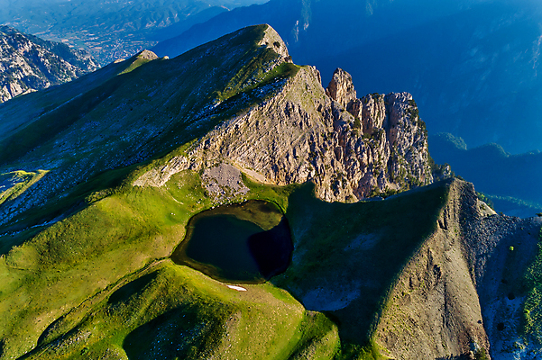 포토 JPG 해외이미지 호수 여행 백그라운드 자연 하늘 휴가 휴식 산 안테나 파노라마 국립공원 풍경 사람없음 야외 초록색 물 여름 파란색 태양 맑음 놀람 트래킹 전원 정상 그리스 내추럴 드론 이국적 인기 파라다이스 환상 해외202008 해외포토 자연요소 계절 공원 감정 유럽 컬러 컨셉 통신 레저 날씨 촬영기법 표정 전기에너지 생태계 파일형식
