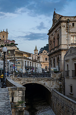 포토 JPG 해외이미지 유럽 여행 건축양식 하늘 지붕 파노라마 풍경 사람없음 야외 건물 도시풍경 햇빛 교회 마을 이탈리아 바위 도시 역사 지중해 타운 바로크 옛날 해외202008 해외포토 건축물 건축 나라 바다 종교건축 촬영기법 태양 돌_바위 파일형식