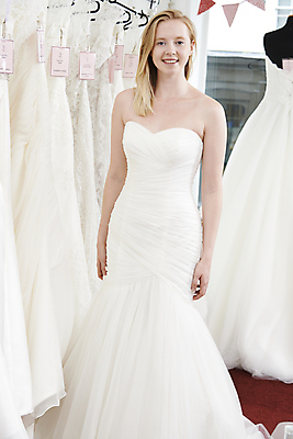 포토 JPG 해외이미지 백인 직업 응시 드레스 여자 행복 결혼 비즈니스 한명 서기 미소 사람 20대 성인 내부 세로 반사 유행 상점 거울 우아함 선택 고객 소매 중소기업 해외202008 해외포토 서양인 1 시선 옷 감정 컨셉 회사 모션 표정 이벤트 청년 파일형식