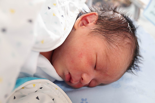 포토 JPG 해외이미지 손 행복 얼굴 어린이 가족 엄마 새로움 따뜻함 건강 병원 한명 사람 소년 임산부 놀이방 성장 아기 신생아 잠 출산 작음 담요 결백 돌봄 천진난만 안락 해외202008 해외포토 1 남자 감정 컨셉 의학 관계 모션 신체부위 임신 크기 파일형식