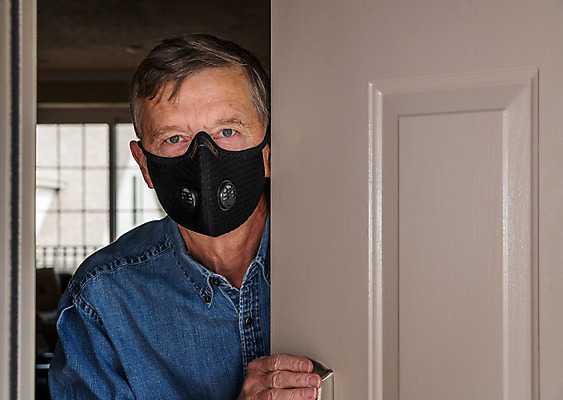 포토 JPG 해외이미지 백인 남자 얼굴 자물쇠 실내 건강 가면 사람 성인 사람없음 문 미국 관찰 바이러스 보호 질병 고민 예방 감염 조심 고립 신중 옛날 인플루엔자 혼자 해외202008 해외포토 서양인 감정 컨셉 북아메리카 의학 모션 내부 신체부위 파일형식