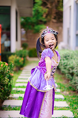 포토 JPG 해외이미지 나무 모델 1 드레스 여자 행복 얼굴 어린이 백그라운드 놀이 휴가 한명 사람 동양인 초록색 파티 유행 흰색 황금 오솔길 공상 여왕 걸음마 해외202008 해외포토 식물 옷 감정 길 컬러 모션 인종 이벤트 신체부위 파일형식