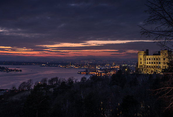 포토 JPG 해외이미지 구름 유럽 바다 섬 여행 건축양식 자연 하늘 노르웨이 사람없음 야외 건물 물 파란색 빛 도시풍경 컬러풀 태양 평화 일출 항구 황혼 일몰 추위 도시 만 황금 저녁 스카이라인 넘어짐 다도해 스칸디나비아 오슬로 피오르 해외202008 해외포토 자연요소 건축물 건축 나라 컬러 컨셉 교통시설 모션 풍경 노을 야간 생태계 지형 파일형식