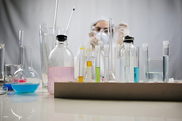 포토 JPG 해외이미지 손 여자 실험기구 마스크 한명 들기 상반신 성인 앞모습 성인여자한명만 방호복 신약개발 해외202008 해외포토 1 옷 뷰포인트 과학 모션 사람 신체부위 개발 여자한명만 성인여자만 파일형식 신약_의학