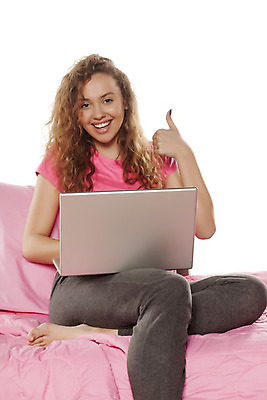 포토 JPG 해외이미지 백인 응시 여자 행복 인터넷 주택 한명 사람 앉기 노트북 컴퓨터 침대 서핑 긍정 온라인 해외202008 해외포토 서양인 1 시선 감정 가구 컨셉 모션 건물 전자제품 수상스포츠 파일형식