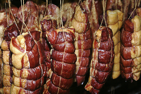 포토 JPG 해외이미지 전통 잡화 음식 재료 건조 육류 돼지고기 스테이크 요리 사람없음 세트 상점 저녁식사 소고기 신선 소시지 시장 맛 상품 자르기 굽기 계산대 준비 햄 상업 슬라이스 베이컨 후추 흙더미 훈제 뷔페 살라미 페퍼로니 맛있는 해외202008 해외포토 컨셉 식재료 모션 서양음식 식사 흙 가공식품 구이 향신료 파일형식 더미