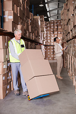 포토 JPG 해외이미지 전신 여자 남자 40대 중년 50대 실내 서기 들기 두명 옆모습 상자 올려보기 물류창고 중년만 해외202008 해외포토 뷰포인트 모션 사람 성인 내부 창고 성인만 파일형식