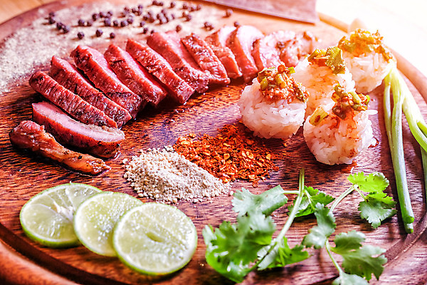 포토 JPG 해외이미지 접시 음식 조각 잎 날개 다이어트 태국 육류 요리 사람없음 빨간색 노란색 식당 검은색 식사 저녁식사 샐러드 튀김 신선 뜨거움 맛 그릴 바비큐 케첩 굽기 먹기 피부 향신료 매움 점심식사 해로움 맛있는 해외202008 해외포토 식물 식기 아시아 컬러 컨셉 식재료 모션 주방용품 건강 신체부위 상점 소스_음식 구이 향미료 파일형식