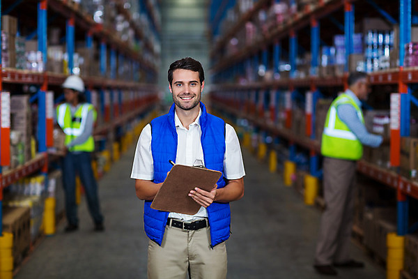 포토 JPG 해외이미지 전신 남자 중년 50대 실내 서기 들기 상반신 20대 앞모습 옆모습 아웃포커스 상자 잡기 물류창고 남자만 해외202008 해외포토 뷰포인트 모션 촬영기법 사람 청년 성인 내부 창고 파일형식