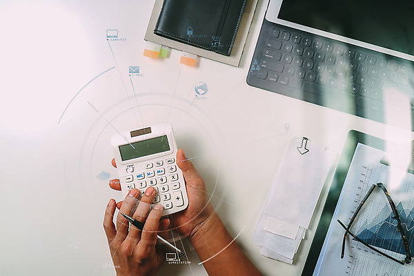 포토 JPG 해외이미지 손 남자 비즈니스 탁자 관리 사람 신체부위 금융 노트북 컴퓨터 공책 계산기 흰색 비즈니스맨 스마트 책상 세금 해외202008 해외포토 컬러 가구 컨셉 문구용품 경제 전자제품 장비 직장인 파일형식