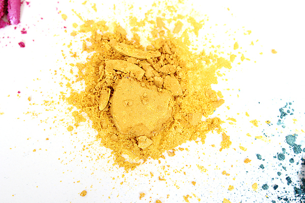 포토 JPG 해외이미지 사람없음 뷰티 노란색 손상 화려 가루 흰배경 아이섀도 해외202008 해외포토 컬러 백그라운드 컨셉 화장품 흰색 파일형식