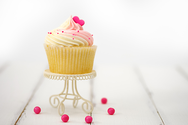 포토 JPG 해외이미지 모양 음식 분홍색 탁자 디저트 발렌타인데이 사람없음 장식 컵 파티 과자 케이크 식당 빵집 낭만 하트 시골 축하 신선 생일 고급 달콤 컵케이크 굽기 먹기 크림 그림 머핀 칼로리 버터 패티 페스츄리 해로움 핸드메이드 맛있는 해외202008 해외포토 식기 기념일 빵 컬러 가구 컨셉 모션 데이이벤트 이벤트 상점 맛 구이 파일형식