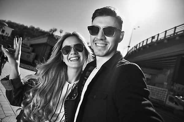 포토 JPG 해외이미지 라이프스타일 커플 여자 남자 행복 유럽 여행 백그라운드 모바일 거리 함께함 사랑 미소 사람 두명 여름 친구 스마트폰 선글라스 유행 카메라 낭만 가을 그림 만들기 공화국 해외202008 해외포토 계절 감정 나라 안경 컨셉 관계 모션 표정 생활 전자제품 핸드폰 스마트기기 파일형식