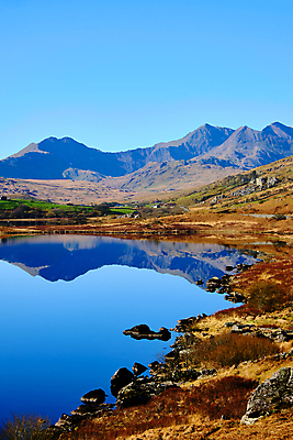 포토 JPG 해외이미지 유럽 호수 여행 자연 하늘 휴가 영국 웨일즈 산 파노라마 국립공원 풍경 사람없음 야외 물 파란색 햇빛 반사 평화 환경 하이킹 시골 황무지 언덕 휴양지 내추럴 울퉁불퉁 절정 스노도니아 스노든산 해외202008 해외포토 자연요소 공원 나라 컬러 컨셉 레저 촬영기법 태양 장소 생태계 파일형식