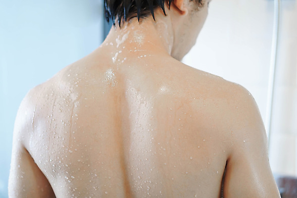 포토 JPG 해외이미지 1 남자 신체 한명 사람 성인 물 목욕 젖음 욕실 궤 돌봄 샤워실 위생관리 해외202008 해외포토 자연요소 모션 관리 청결 샤워시설 파일형식