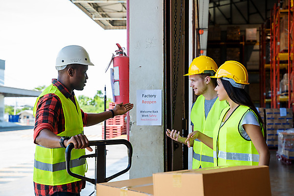 포토 JPG 해외이미지 여자 남자 실내 서기 사람 상반신 성인 옆모습 세명 장비 잡기 업무 물류창고 성인만 해외202008 해외포토 뷰포인트 모션 내부 작업 창고 파일형식