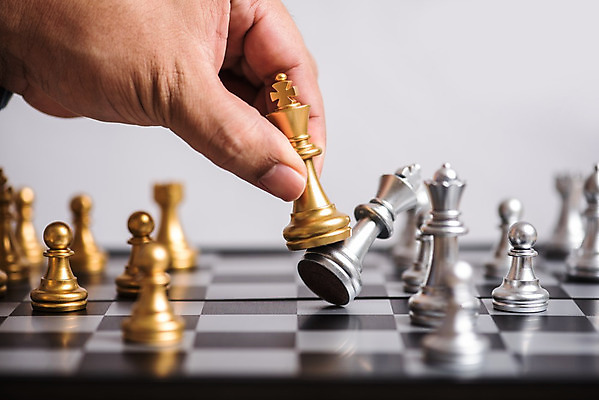 포토 JPG 해외이미지 손 조각 컨셉 생각 비즈니스 모션 놀이 성공 사람없음 검은색 힘 경쟁 도전 게임 우승 비즈니스맨 체스 계획 대표 왕 전략 경영 지능 플레이어 필승 해외202008 해외포토 남자 컬러 신체부위 최고 직장인 파일형식