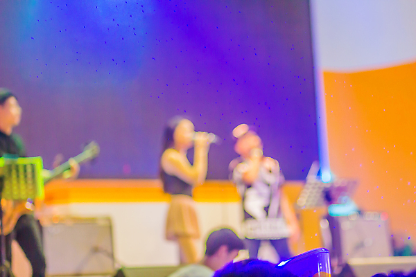 포토 JPG 해외이미지 여자 행복 별 음악 노래 놀이 휴가 미소 사람 성인 사람없음 빛 파티 식당 소리 콘서트 공연 연주자 음악가 가수 무대 기타 화려 야간 소프트포커스 마이크 클럽 흥분 쇼 스포트라이트 목소리 재즈 드러머 블러 생존 해외202008 해외포토 자연요소 직업 감정 음향기기 컨셉 현악기 문화예술 촬영기법 표정 이벤트 상점 파일형식