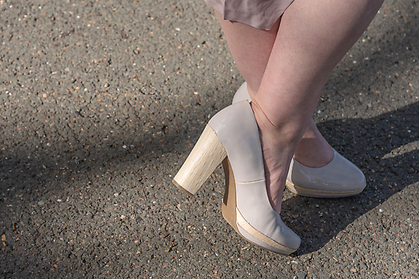 포토 JPG 해외이미지 옷 여자 신발 발 거리 사람 사람없음 야외 유행 우아함 아스팔트 가죽 스마트 크림 교차 정중 스타일 카피스페이스 해외202008 해외포토 도로 컨셉 신체부위 공백 파일형식