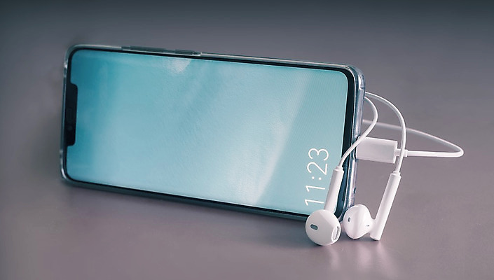 포토 JPG 해외이미지 1 라이프스타일 음악 백그라운드 인터넷 통신 모바일 새로움 세포 서기 사람없음 가로 전자제품 스마트폰 핸드폰 카메라 금속 디지털 스크린 헤드폰 공백 장비 회색 정보 상품 작음 사진사 오브젝트 경영 카피스페이스 해외202008 해외포토 컬러 음향기기 컨셉 비즈니스 모션 재질 문화예술 생활 스마트기기 크기 작가 파일형식