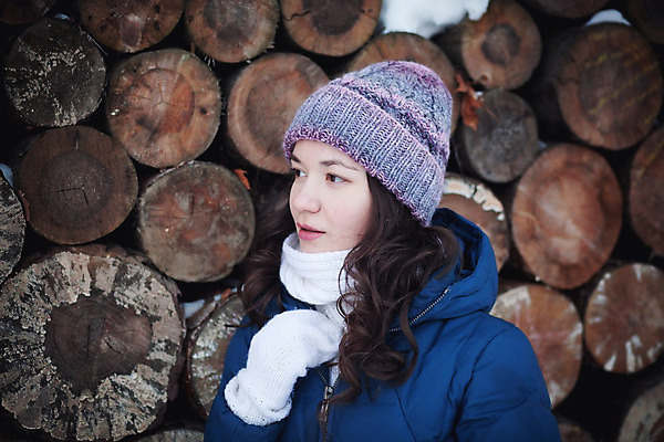 포토 JPG 해외이미지 나무 모델 응시 옷 여자 행복 분홍색 백그라운드 컨셉 크리스마스 겨울 자연 거리 따뜻함 한명 사람 목재 빨간색 유행 라벨 검은색 회색 추위 흰색 뜨개질 숲 가죽 연도 질감 양모 알파카 핸드메이드 스타일 해외202008 해외포토 식물 동물 1 시선 계절 기념일 감정 컬러 재료 프레임 취미 직물 생태계 파일형식