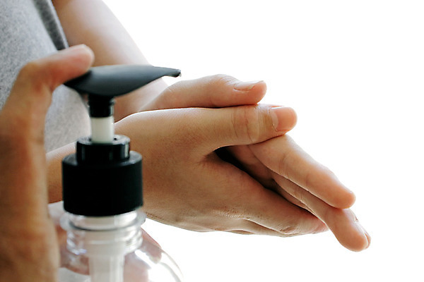 포토 JPG 해외이미지 손 손가락 건강 사람 사람없음 빛 약 흰색 잡기 액체 바이러스 위생 빨래 청소 피부 예방 청소부 박테리아 돌봄 위생관리 신청 해외202008 해외포토 직업 컬러 가사 의학 모션 관리 신체부위 파일형식