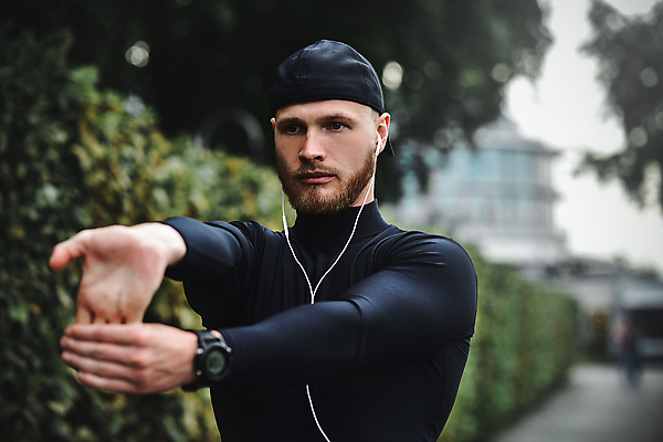 포토 JPG 해외이미지 1 라이프스타일 남자 음악 스포츠 신체 근육 따뜻함 건강 한명 사람 성인 야외 스마트폰 핸드폰 운동복 달리기 운동 검은색 헤드폰 스트레칭 놀람 도시 정상 연습 근육질 달리기선수 인기 콘크리트 해외202008 해외포토 옷 감정 컬러 음향기기 모션 문화예술 표정 생활 전자제품 스마트기기 몸매 육상선수 파일형식