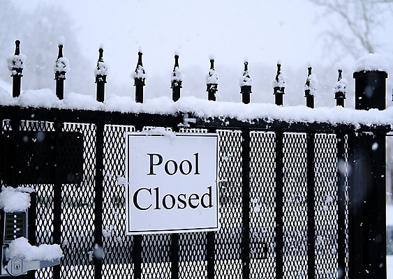 포토 JPG 해외이미지 겨울 수영장 사람없음 울타리 수영 추위 흰색 대문 서명 이웃 눈보라 눈내림 해외202008 해외포토 계절 컬러 눈_날씨 담장 문 수상스포츠 파일형식