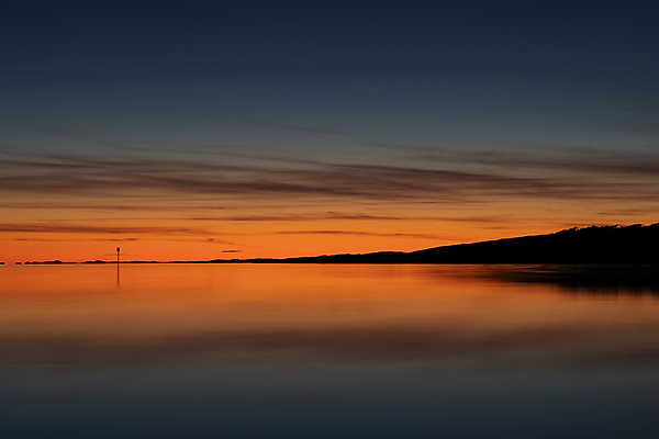 포토 JPG 해외이미지 유럽 호수 모래 바다 여행 건축양식 자연 하늘 휴가 주택 등대 노르웨이 국립공원 풍경 해변 사람없음 야외 물 여름 파란색 일몰 낭만 바위 다발 포트 내추럴 다도해 돌무덤 스칸디나비아 해외202008 해외포토 자연요소 계절 공원 건축 나라 컬러 컨셉 건물 노을 돌_바위 무덤 생태계 파일형식