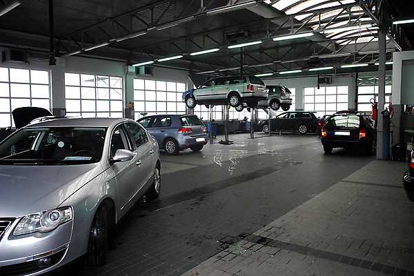 포토 JPG 해외이미지 산업 교통시설 모션 자동차 노동자 실내 사람없음 상점 공구 업무 작업 바퀴 작업실 변화 수리 역 아래 서비스 타이어 리프트 고정 엔진 정비공 기어 유지 되감기 리프팅 자동 차고 해외202008 해외포토 직업 육상교통 교통 컨셉 내부 도구 기술자 방향 시설 위치 파일형식
