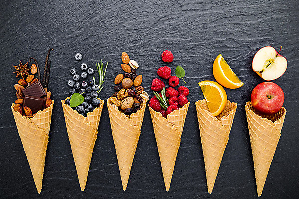 포토 JPG 해외이미지 오렌지 과일 회색배경 딸기 사람없음 초콜릿 견과류 달콤 사과 블루베리 산딸기 아이스크림콘 해외202008 해외포토 백그라운드 디저트 회색 맛 콘 파일형식