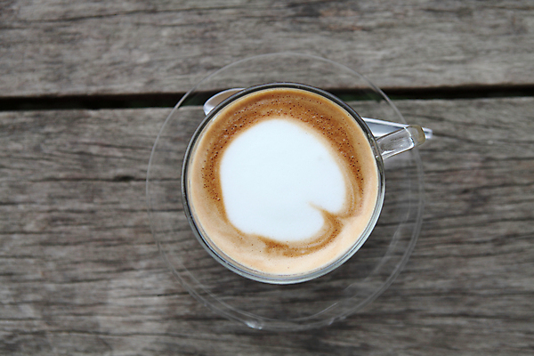 포토 JPG 해외이미지 실내 사람없음 하이앵글 커피잔 컵받침 나무바닥 카푸치노 해외202008 해외포토 커피 뷰포인트 잔 바닥 내부 받침대 파일형식