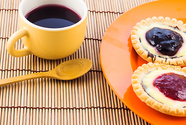 포토 JPG 해외이미지 접시 디저트 실내 사람없음 컵 숟가락 포도주스 타르트 해외202008 해외포토 식기 음식 빵 수저 내부 과일주스 파이_빵 파일형식