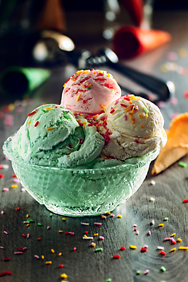 포토 JPG 해외이미지 음식 분홍색 백그라운드 다이어트 재료 공 딸기 아이스크림 디저트 사람없음 컬러풀 냉동 얼음 우유 추위 흰색 대접 신선 사발 달콤 맛 상품 정상 민트 크림 국자 상쾌 산딸기 부드러움 원뿔 와플 바닐라 맛있는 해외202008 해외포토 자연요소 도형 감정 컬러 컨셉 과일 주방용품 유제품 건강 감각 사기그릇 허브 파일형식