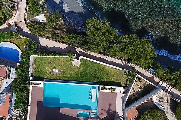 포토 JPG 해외이미지 나무 외관 바다 여행 자연 하늘 휴가 산 주택 안테나 풍경 사람없음 물 여름 파란색 일몰 전원 만 스페인 지중해 빌라 휴양지 암초 스카이라인 이웃 안뜰 조감도 해외202008 해외포토 자연요소 식물 계절 유럽 컬러 통신 건물 노을 장소 전기에너지 생태계 파일형식