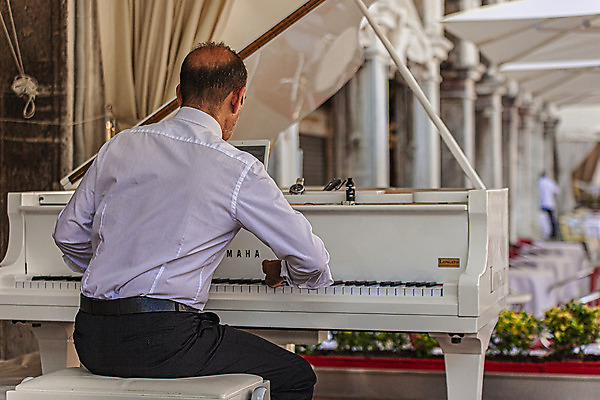포토 JPG 해외이미지 공원 별 종교 문화 호수 벽 바다 성공 아이스크림 전등 맥주 흑백 사랑 한명 사람 이벤트 책 독서 태양 유행 축제 이탈리아 음악가 기록 화려 고독 야간 필름 베네치아 인기 스타일 해외202008 해외포토 자연요소 직업 1 공공시설 감정 유럽 음악 컨셉 디저트 조명 주류 촬영기법 파일형식