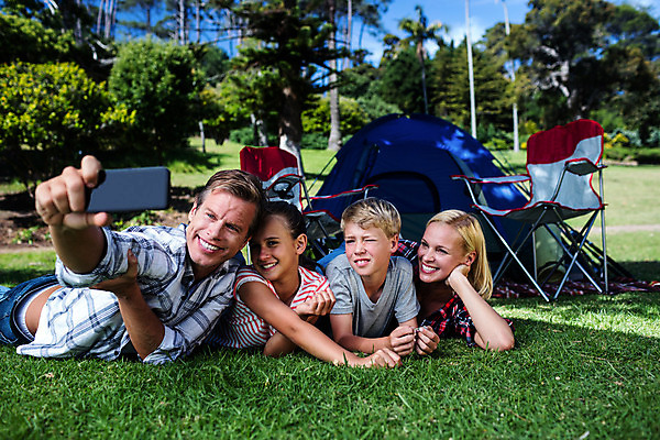 포토 JPG 해외이미지 주간 백인 응시 여자 남자 딸 아들 어린이 엎드리기 40대 중년 가족 엄마 함께함 텐트 사랑 들기 소년 여러명 상반신 성인 야외 30대 스마트폰 턱괴기 캠핑 아빠 셀프카메라 캠핑장 해외202008 해외포토 자연요소 서양인 시선 감정 다수 컨셉 관계 모션 레저 캠핑도구 사람 장년 핸드폰 스마트기기 사진촬영 파일형식