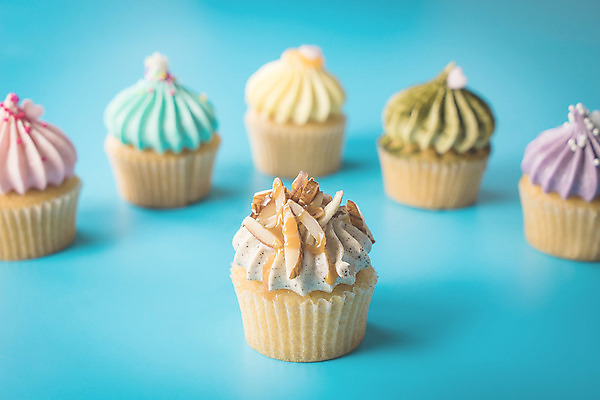 포토 JPG 해외이미지 음식 백그라운드 디저트 사람없음 장식 컵 파란색 컬러풀 갈색 파티 케이크 빵집 흰색 축하 신선 생일 고급 달콤 맛 컵케이크 먹기 크림 밀가루 머핀 토핑 아몬드 페스츄리 핸드메이드 맛있는 해외202008 해외포토 식기 기념일 빵 컬러 컨셉 모션 이벤트 상점 견과류 가루 파일형식