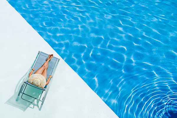 포토 JPG 해외이미지 1 손 여자 수영복 바다 자연 휴가 휴식 건강 한명 사람 앉기 야외 물 파란색 비키니 컬러풀 햇빛 태양 평화 맑음 수영 스파 흰색 뜨거움 가장자리 피부 장면 이국적 해외202008 해외포토 자연요소 옷 컬러 컨셉 모션 날씨 신체부위 수상스포츠 둘레 생태계 파일형식