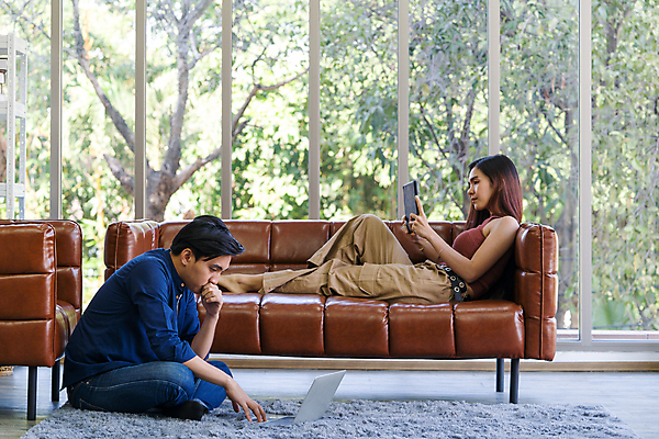 포토 JPG 해외이미지 직업 학생 라이프스타일 웰빙 커플 인터넷 벤치 비즈니스 통신 관계 태국 휴식 주택 함께함 사랑 사람 앉기 동양인 두명 노트북 학습 컴퓨터 소파 독서 알약 상점 디지털 공책 타이핑 업무 네트워크 이메일 무선전화기 확인 검색 질서 온라인 블로거 소셜 프리랜서 카피스페이스 해외202008 해외포토 교육 감정 아시아 컨셉 의자 모션 문구용품 인종 건물 생활 전자제품 약 공백 예절 작업 전화기 파일형식