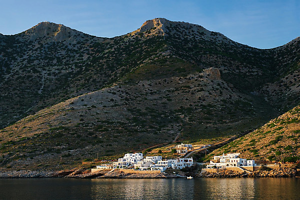포토 JPG 해외이미지 전통 유럽 바다 섬 여행 건축양식 자연 하늘 휴가 산 주택 풍경 사람없음 물 여름 파란색 마을 항구 일몰 만 보트 땅 지중해 그리스 그림 포트 타운 그리스인 해외202008 해외포토 자연요소 서양인 계절 건축 나라 컬러 배_교통 교통시설 건물 노을 도시 생태계 파일형식