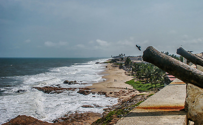 포토 JPG 해외이미지 전통 벽 바다 여행 건축양식 아프리카 자연 하늘 사람 풍경 사람없음 물 탑 검은색 총 흰색 성 역사 망토 철 무역 부식 군용 타운 대포 대서양 가나 옛날 해외202008 해외포토 자연요소 건축물 건축 나라 산업 무기 컬러 군대 도시 생태계 파일형식 서아프리카